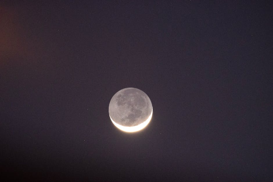 Captivating crescent moon against a clear, dark night sky, emphasizing lunar beauty.