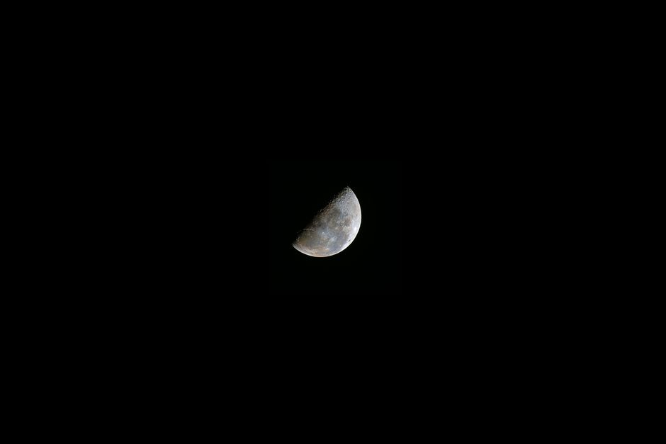 Captivating crescent moon against a clear, dark night sky.