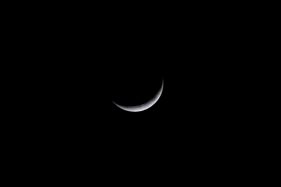 Captivating crescent moon against a dark night sky, perfect for astronomy enthusiasts.