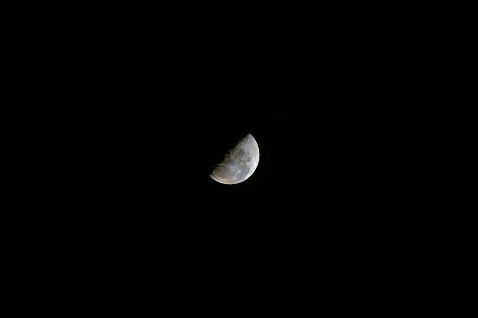 Captivating crescent moon against a clear, dark night sky.