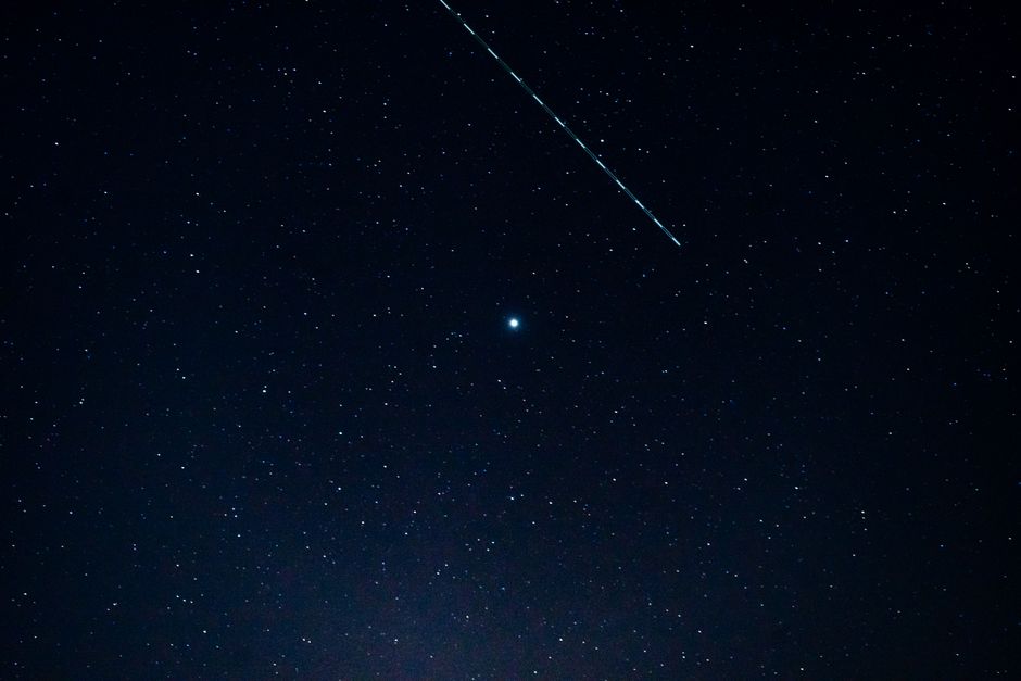 Captivating image of a starry sky featuring a bright shooting star crossing the cosmos.